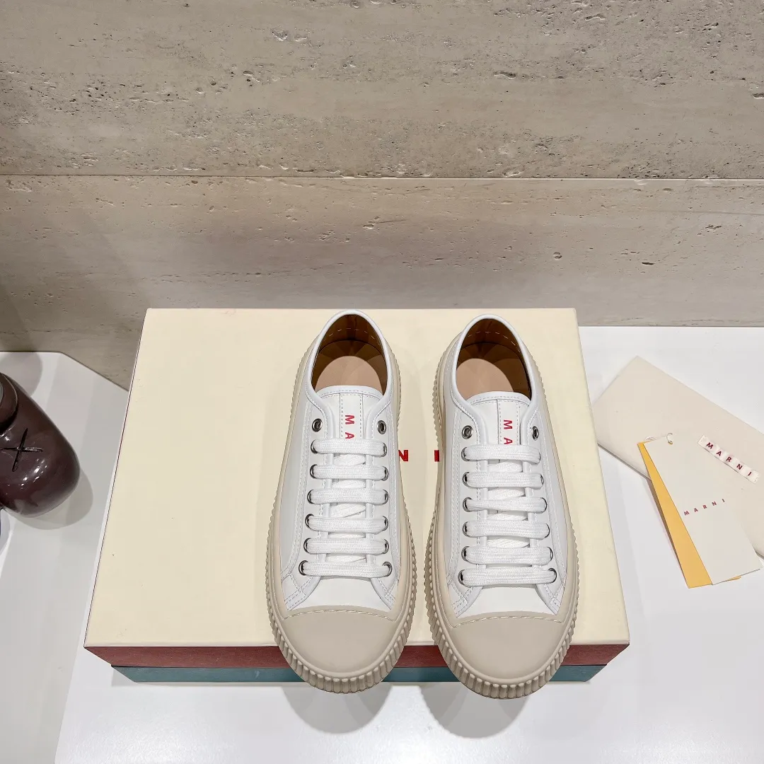 👟👟Ex-factory price 480👟👟 (exclusive top quality) Marni|Mary Jane big head doll shoes‼ ️Upgraded outsole, consistent lasting process with the original version, upgraded to the latest official original packaging‼ ️ Mani’s incomparable and versatile white shoes! I'm tired of the regular white shoes, so I bought a pair of different style thick-soled big-toe shoes. Paris International Fashion Week catwalk model, purchase-level version, all Internet celebrities wear it, Song Zuer, Zhao Lusi, Huo🔥 Show... [4.5cm increased sole] Not bulky, light and soft, comfortable on the feet! It feels very good on your feet and doesn't scratch your feet at all! Extremely comfortable! Daily travel! Wear whatever you like regardless of the occasion, no fear of any dress code, no pressure to dress! ✔Upper: imported cowhide fabric ✔Inner lining: lambskin lining ✔Outsole: exclusive original molded 1:1 rubber outsole! Floating beige is not completely white. Difference between market currencies We are different‼ ️ ✔𝐒𝐢𝐳𝐞: 35-40